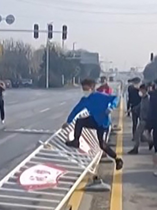 De Chinese arbeiders pikken het niet langer [The Chinese workers don’t take it&nbsp;anymore]